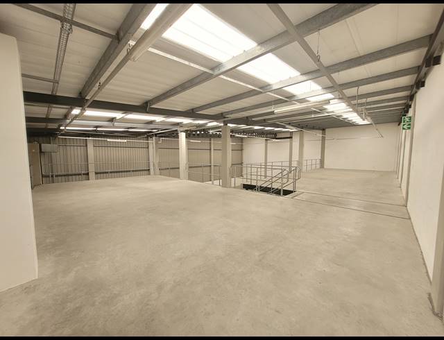 608M² WAREHOUSE TO LET IN STIKLAND INDUSTRIAL
